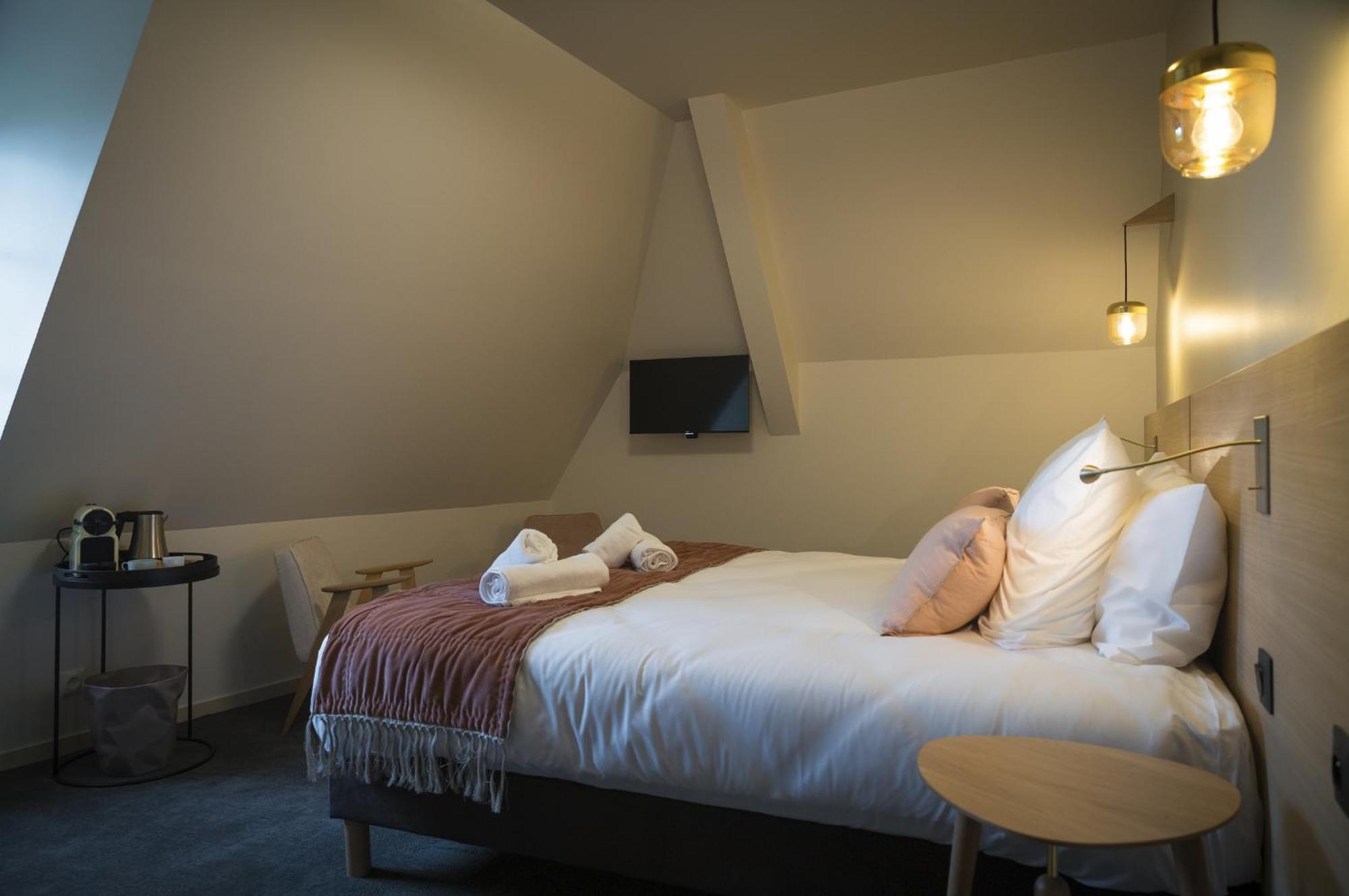 Hotel Domaine De L'Ecorcerie Fontaine-le-Comte Esterno foto