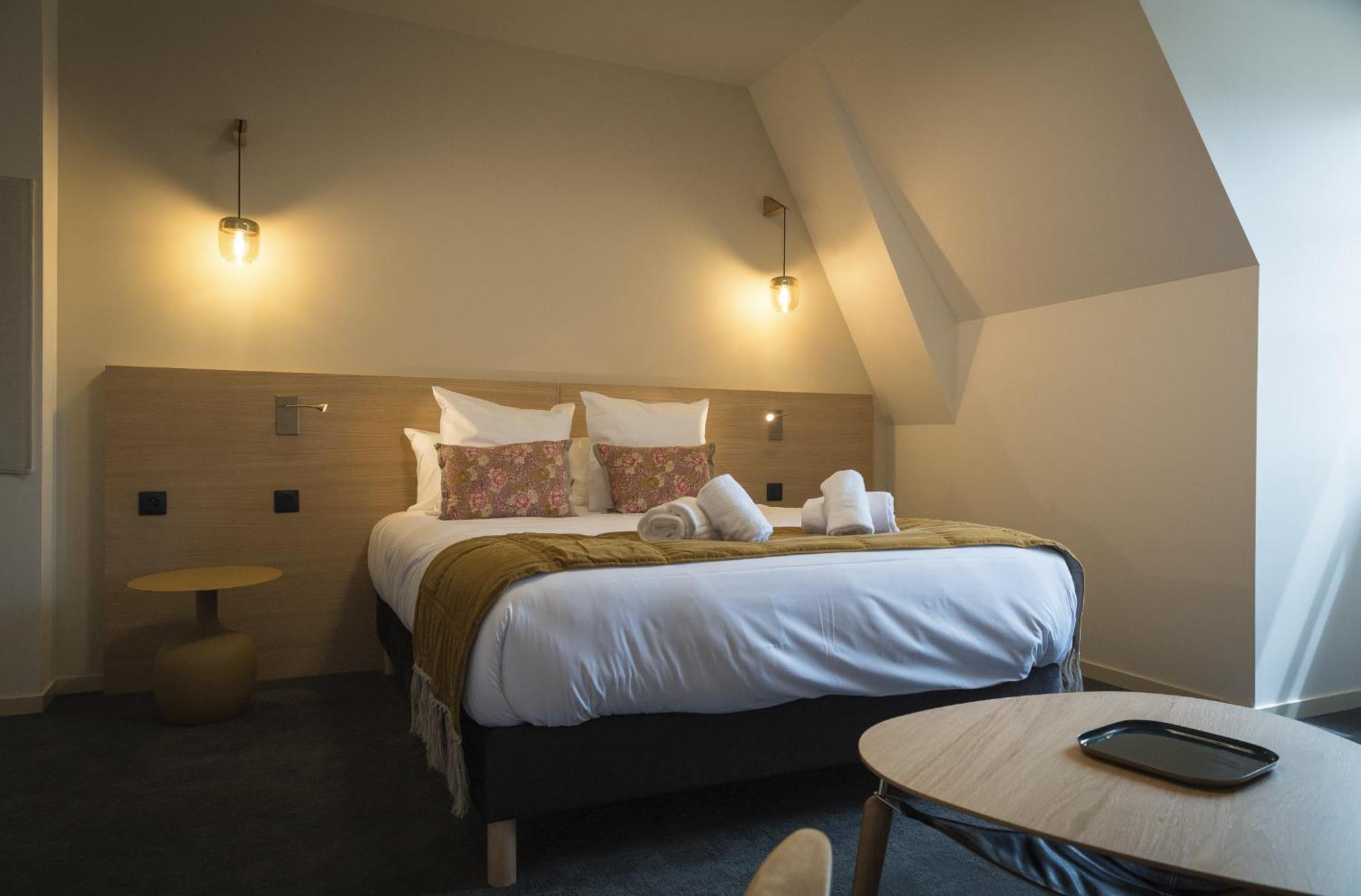 Hotel Domaine De L'Ecorcerie Fontaine-le-Comte Esterno foto