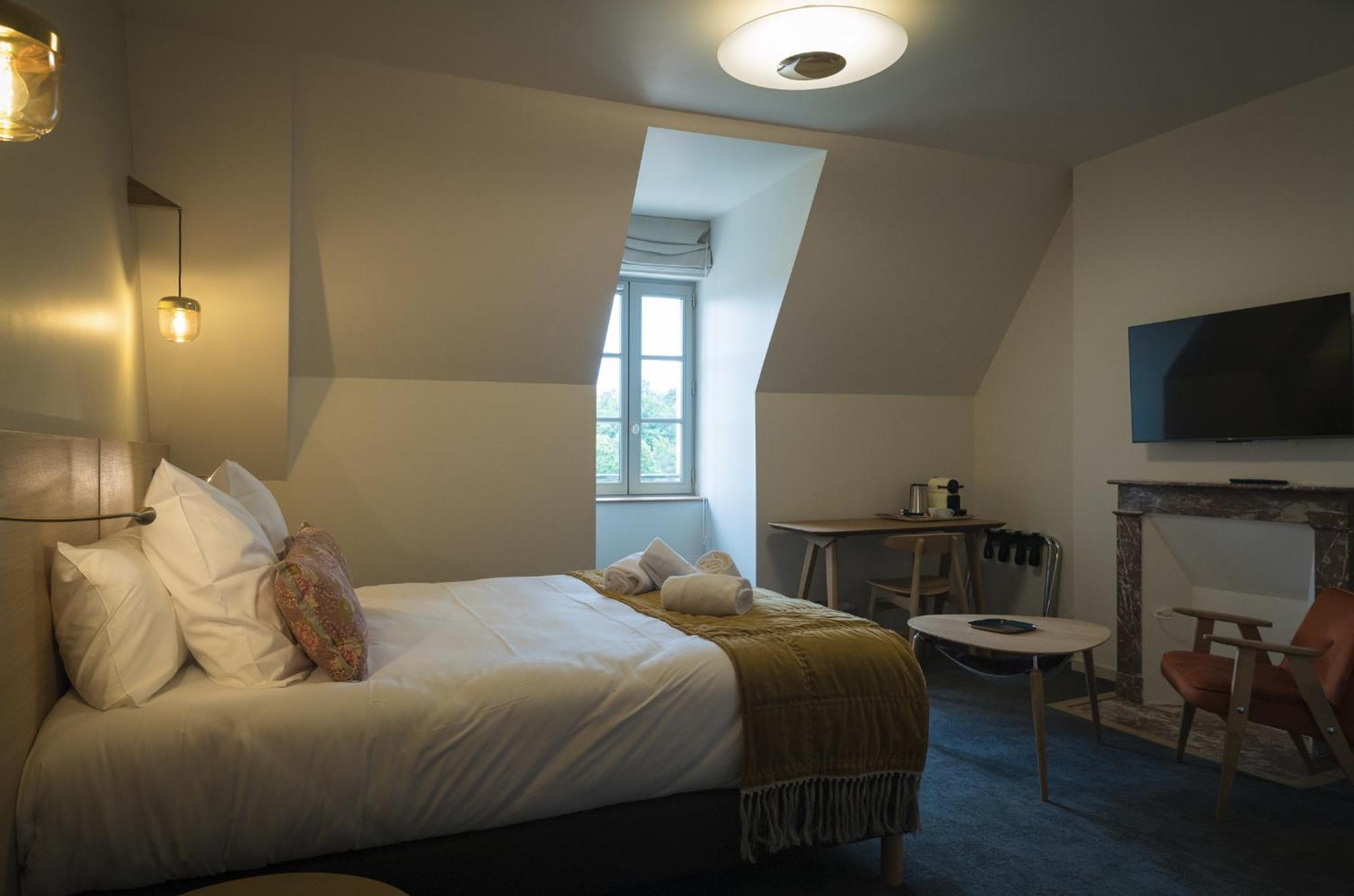 Hotel Domaine De L'Ecorcerie Fontaine-le-Comte Esterno foto
