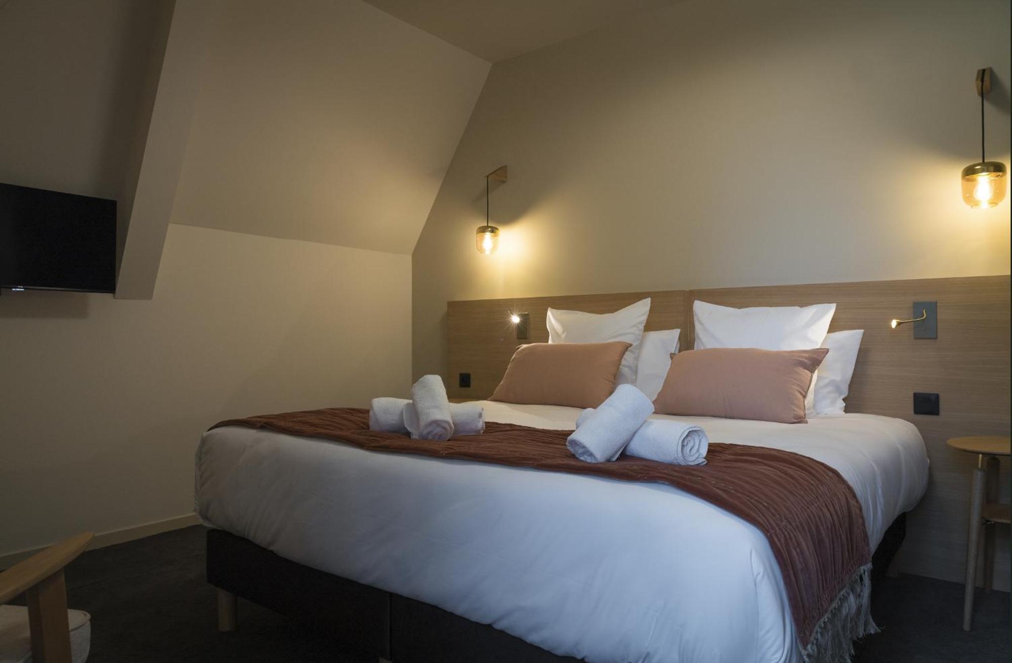 Hotel Domaine De L'Ecorcerie Fontaine-le-Comte Esterno foto