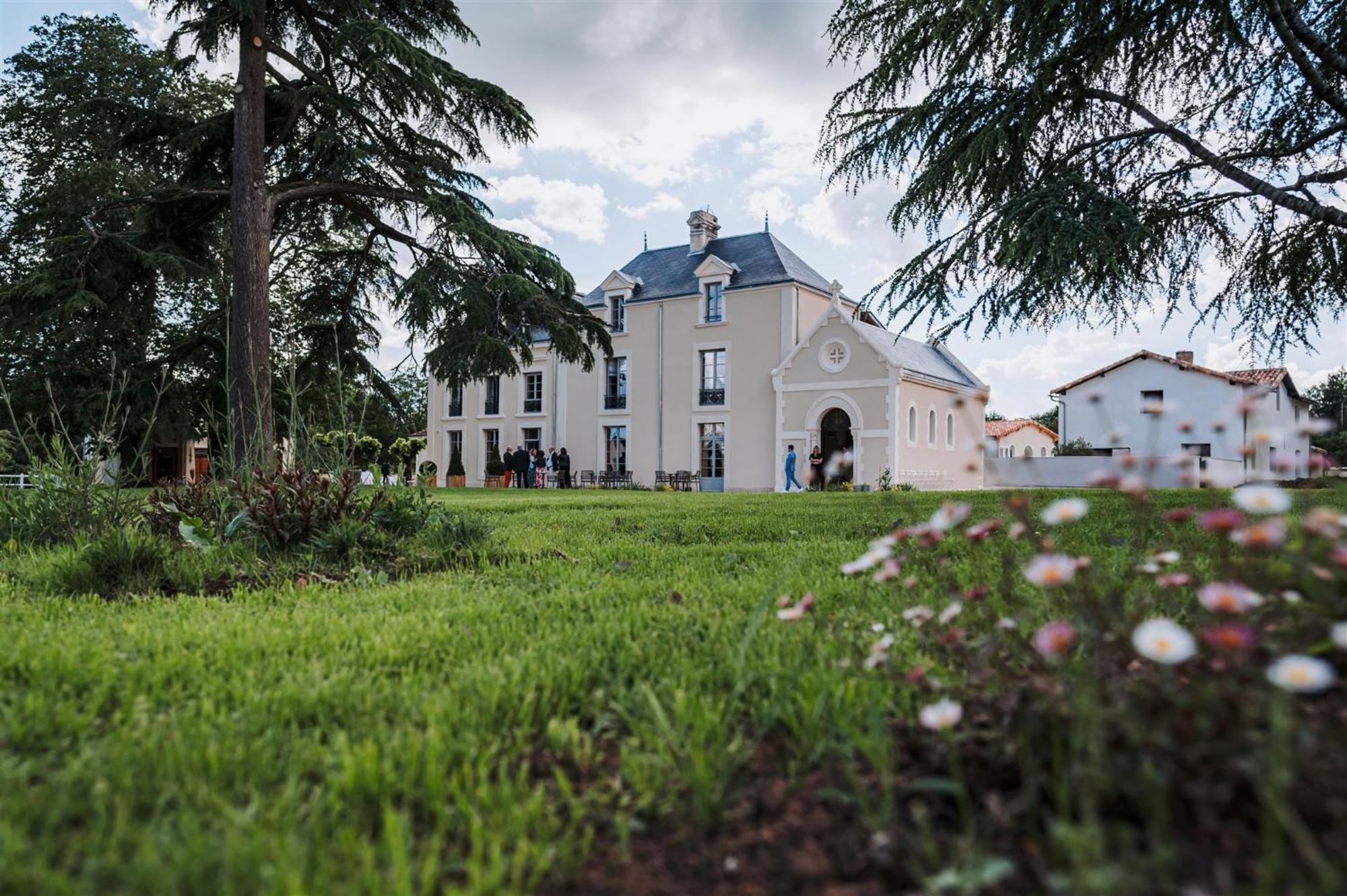 Hotel Domaine De L'Ecorcerie Fontaine-le-Comte Esterno foto