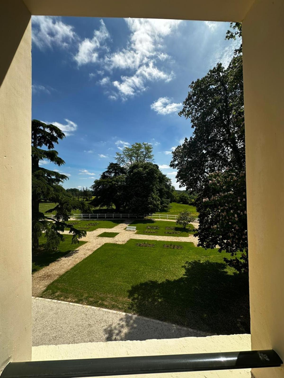 Hotel Domaine De L'Ecorcerie Fontaine-le-Comte Esterno foto