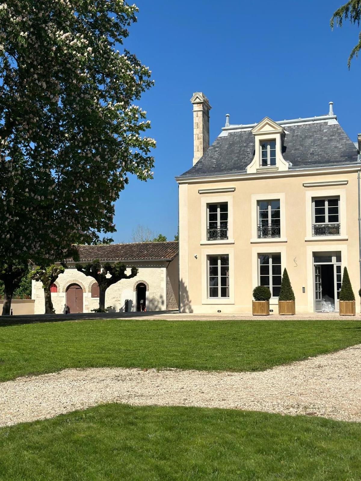 Hotel Domaine De L'Ecorcerie Fontaine-le-Comte Esterno foto